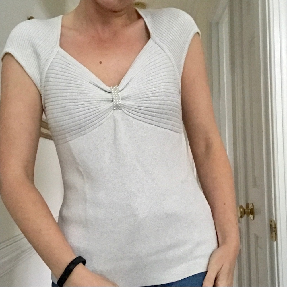 Short Sleeve Sparkly Tee w Bow Embellishment - Picture 2 of 9